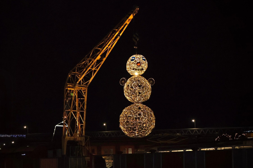 Kovozoo ve Starém Městě má novou dominantu! Gigantického sněhuláka vyrobili z ráfků starých jízdních kol