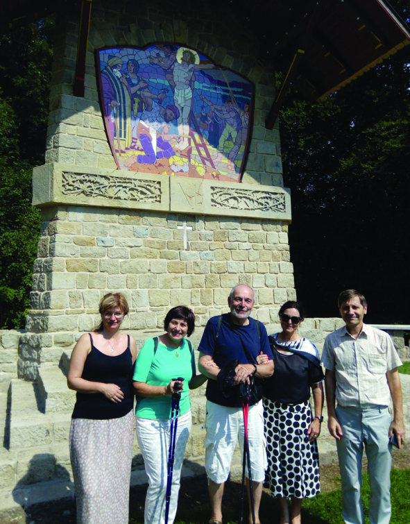 Krajští úředníci si obhlédli postup prací při obnově  Jurkovičovy Křížové cesty na Svatém Hostýně