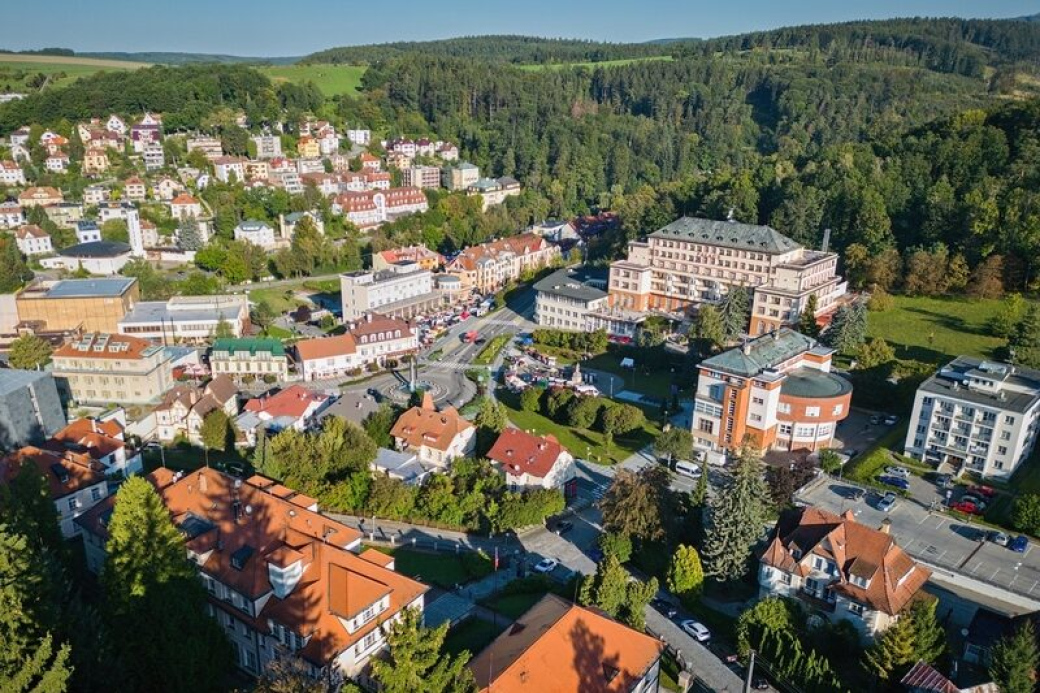 Hudba, dobré jídlo a vystoupení Evy Burešové. Luhačovice oslaví 90 let od povýšení na město