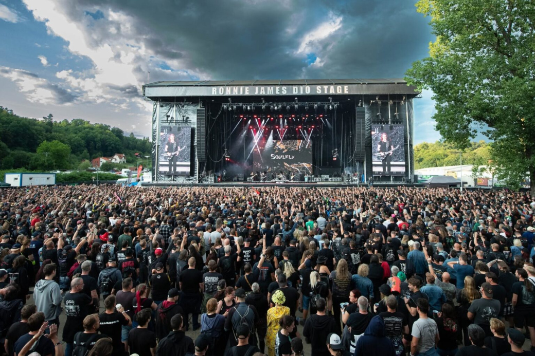Tisíce lidí, plné ulice a policie v pohotovosti. Ve Vizovicích odstartoval Masters of Rock