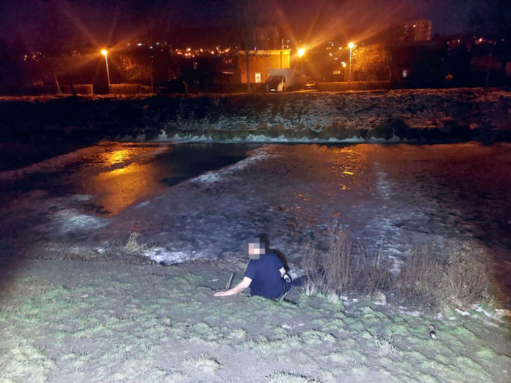 Zlínské strážníky opět zaměstnávají opilci. Muž ležel v tričku u řeky, žena spala na sněhu