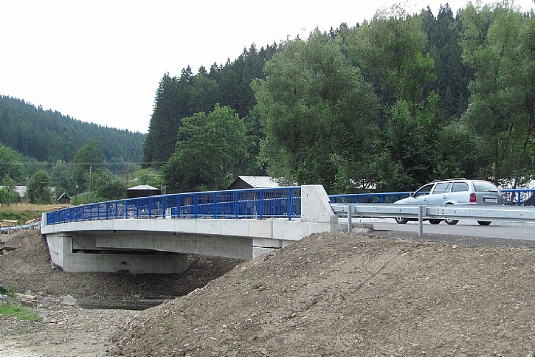Přestavuje se most do údolí Pluskovce ve Velkých Karlovicích
