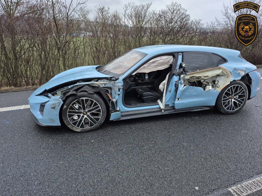 Sportovní Porsche se potkalo s dodávkou