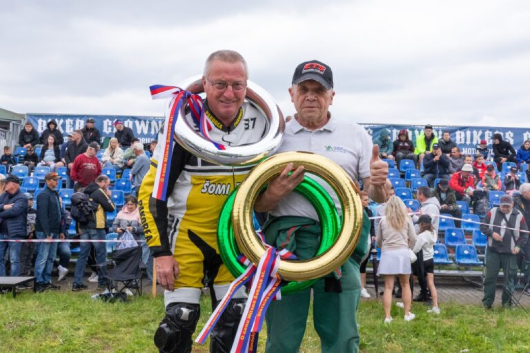 Slovácký okruh přilákal rekordní počet jezdců. Dařilo se domácím, pro německého favorita letěl vrtulník