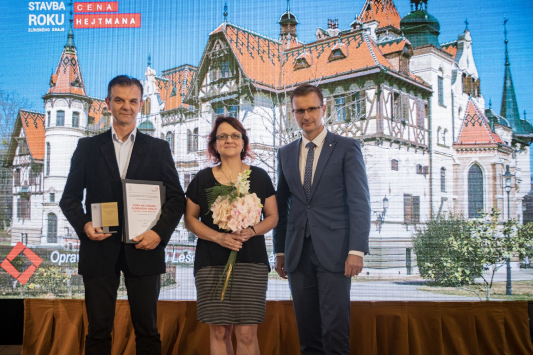 Hejtman udělil své ocenění v soutěži Stavba roku Zlínského kraje rekonstrukci střechy zámku Zlín-Lešná