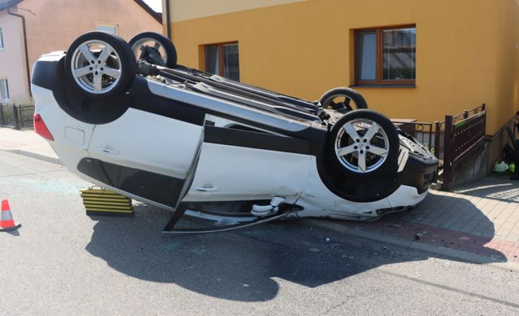 Suzuki skončilo po nehodě na střeše. Zraněná řidička v nemocnici 