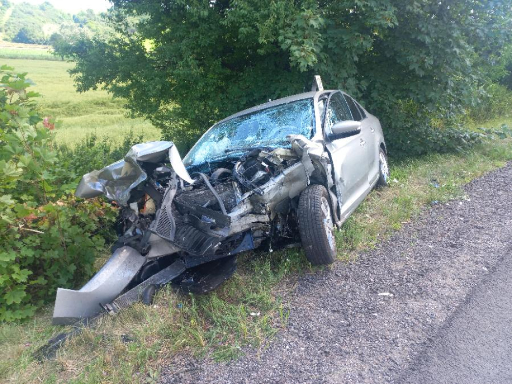 U Drslavic se čelně střetla dvě osobní vozidla. Tři osoby skončily v nemocnici 