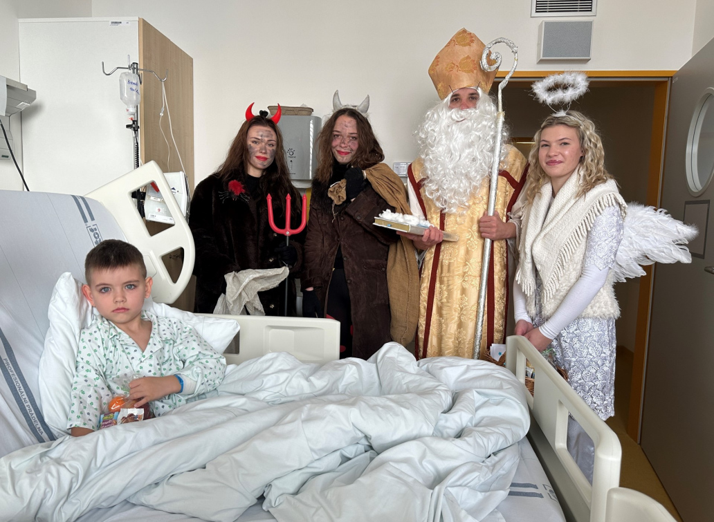 Mikuláš se svou družinou navštívil v Uherskohradišťské nemocnici malé i velké pacienty