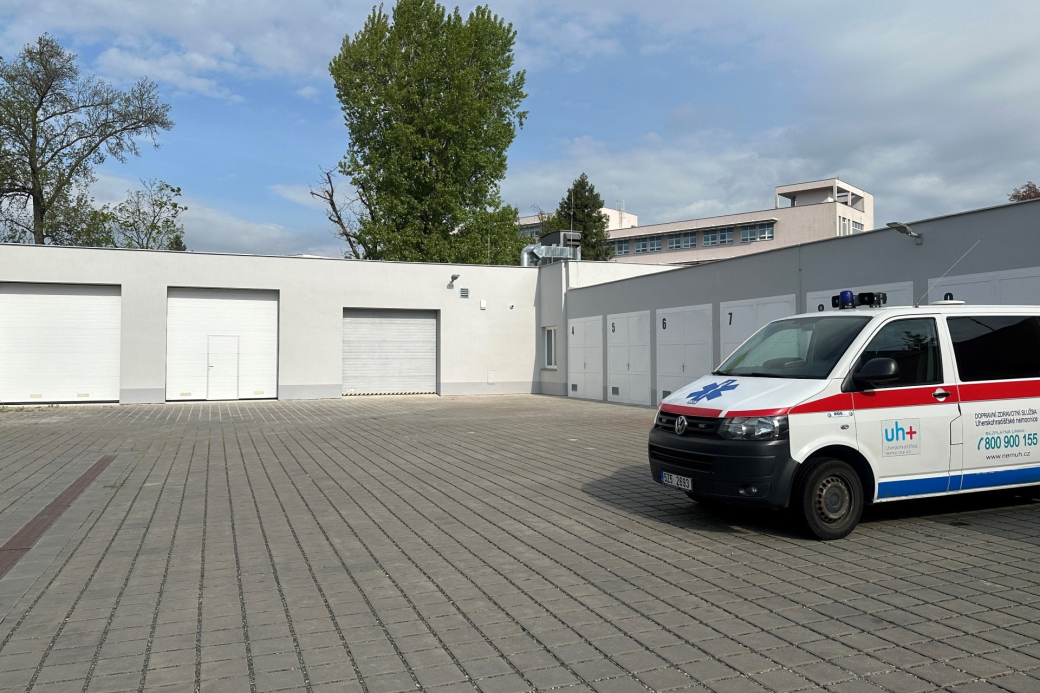 Uherskohradišťská nemocnice úspěšně zrekonstruovala prostory garáží a vybudovala nové zázemí pro úklidovou četu
