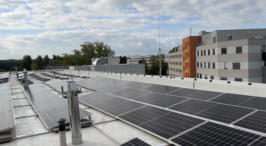 Nový fotovoltaický systém pomáhá Uherskohradišťské nemocnici zvýšit energetickou soběstačnost