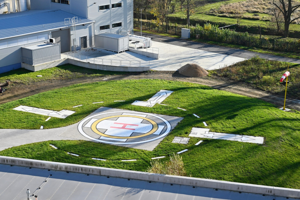 Uherskohradišťská nemocnice má zkolaudovaný nový heliport a připravuje nové atrium u porodnice