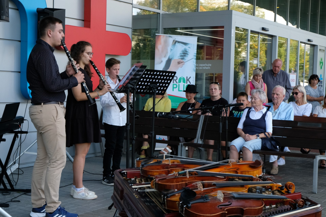 Benefiční koncert Hraj a zpívej z plných plic potěšil pacienty i návštěvníky nemocnice