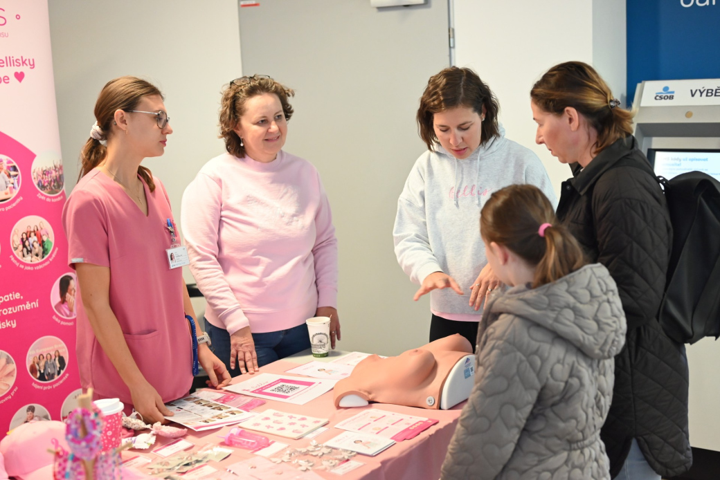 Více než stovka lidí se zajímala o prevenci rakoviny prsu. Říjen v růžové připomněl význam samovyšetření