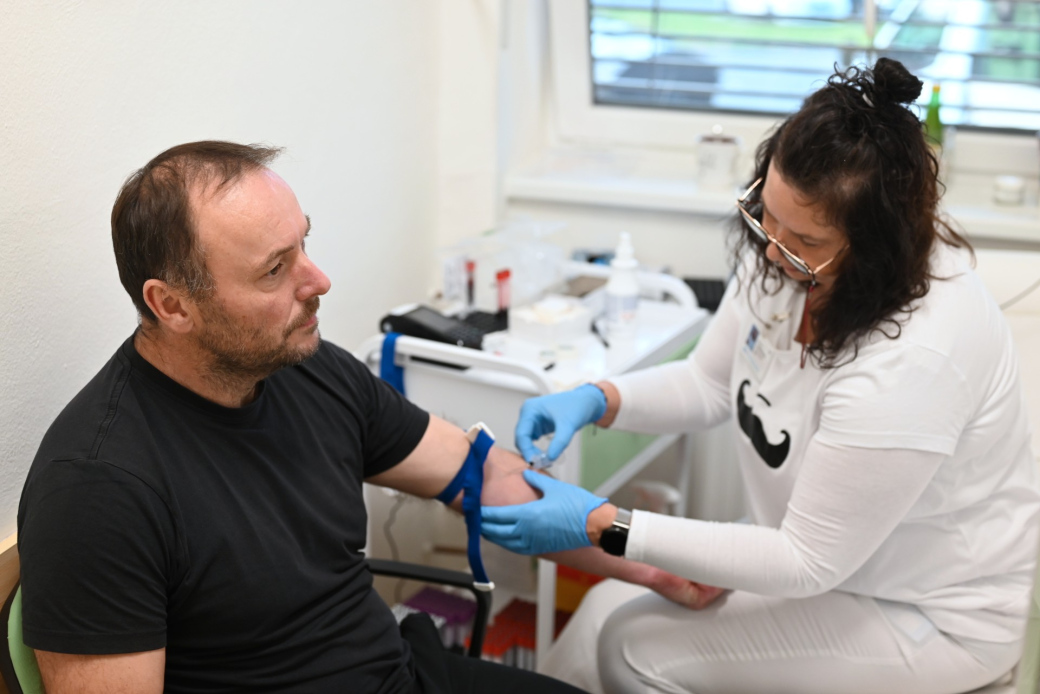 Movember 2025: Muži znovu zamíří do laboratoře na vyšetření prostaty