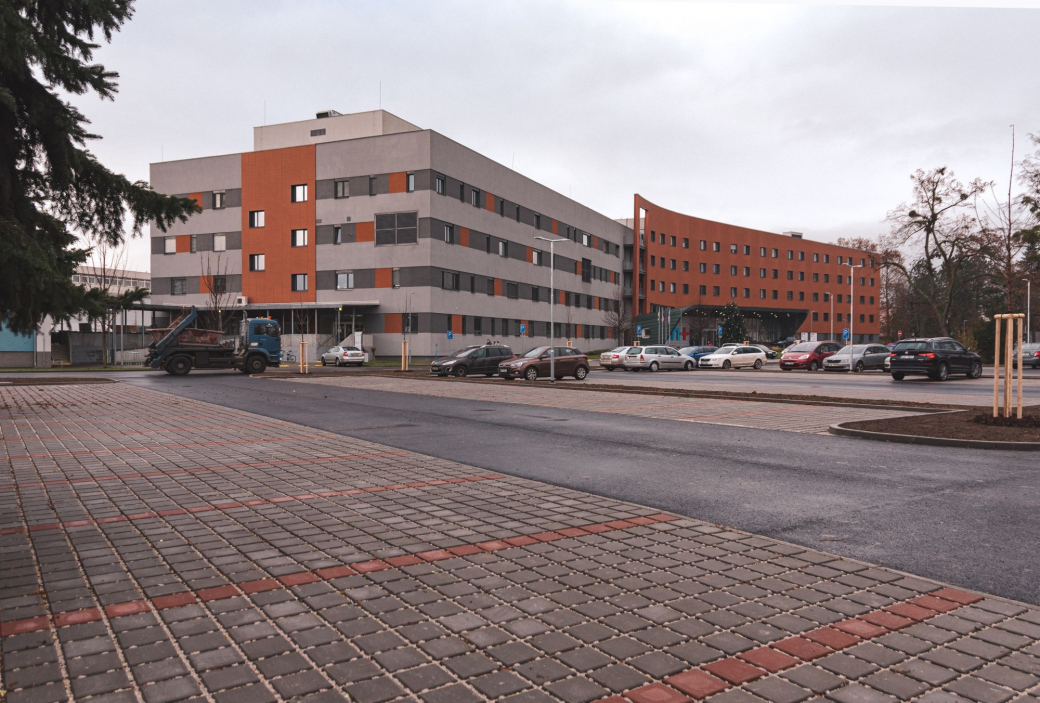 Nové parkoviště mají k dispozici pacienti Uherskohradišťská nemocnice, v areálu přibylo sedmdesát míst