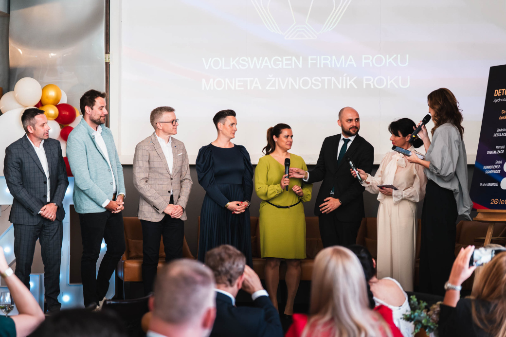 Absurditou roku je placení rozhlasových a televizních poplatků firmami. Paragrafem roku zrušení vstupních lékařských prohlídek u nerizikových profesí