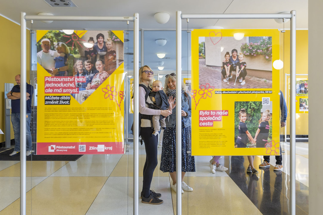 Výstava představuje příběhy pěstounských rodin, k vidění je do konce listopadu