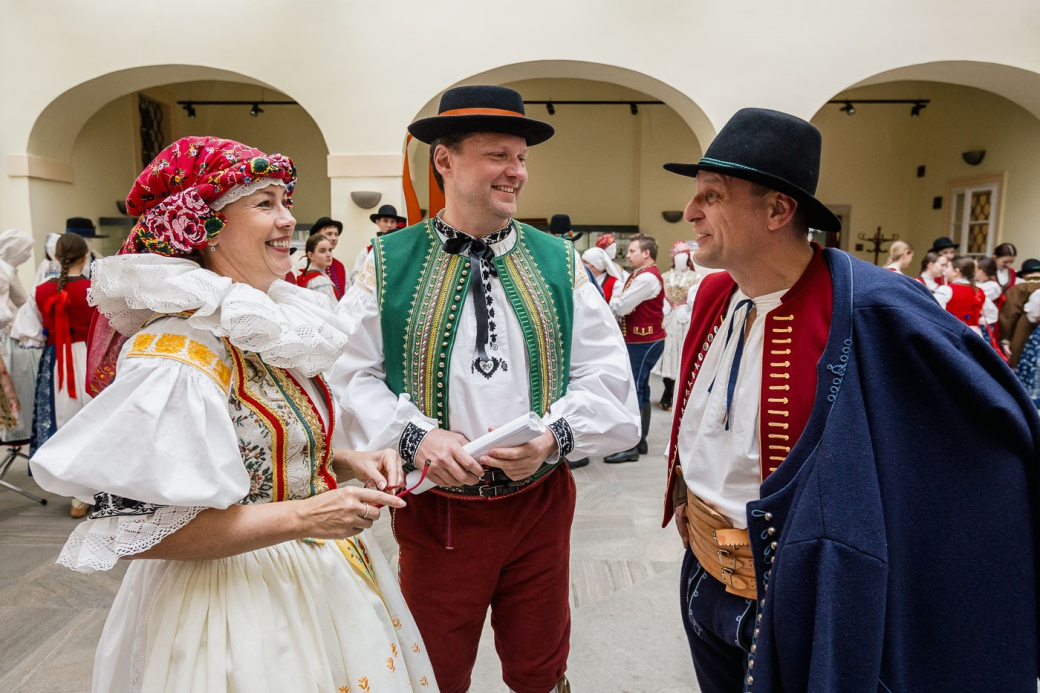 Moravské kroje zdobí poslaneckou sněmovnu