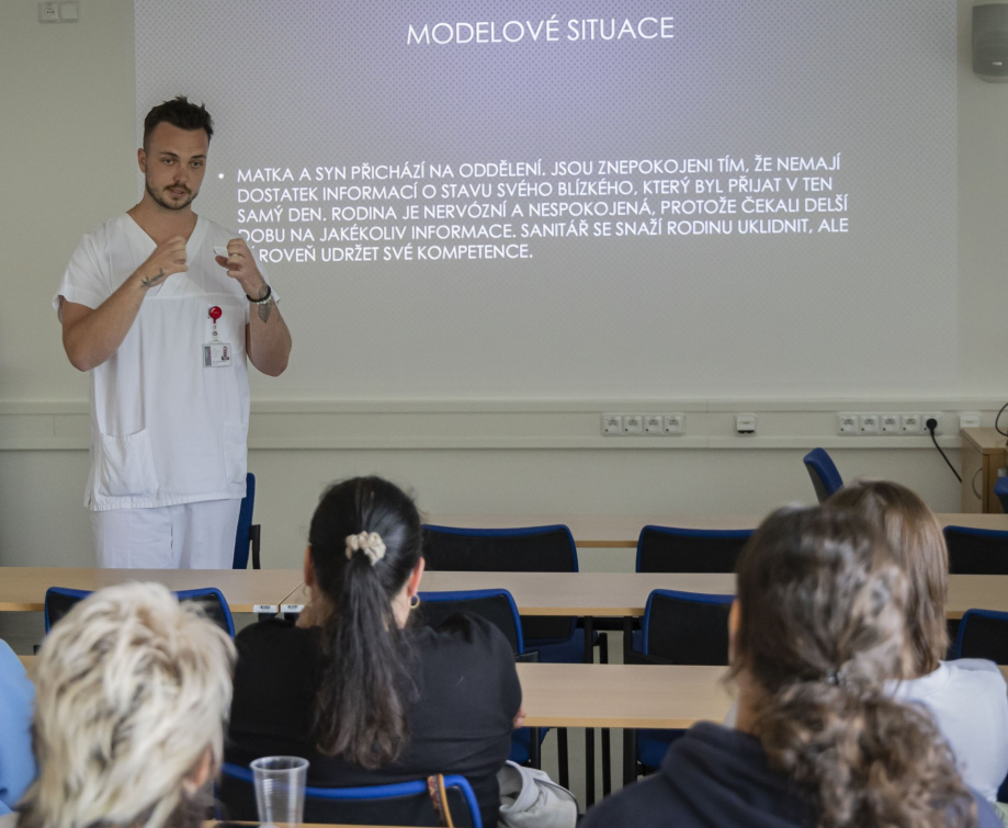 Sanitáři a ošetřovatelé v KNTB trénují, jak ještě lépe komunikovat s pacienty