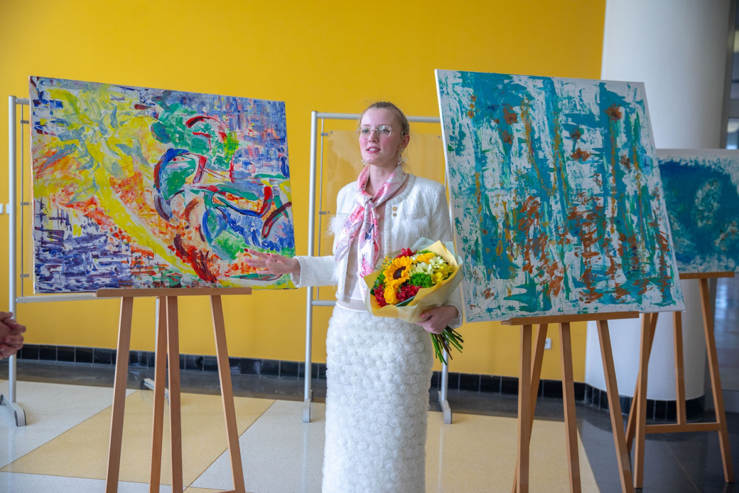 Abstraktní obrazy litevské umělkyně jsou k vidění v Baťově mrakodrapu