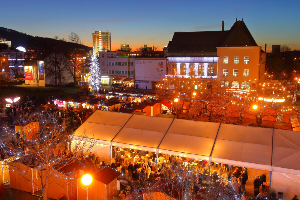 Advent přijíždí do Zlína ve valašském duchu. Strom rozsvítí skřítek