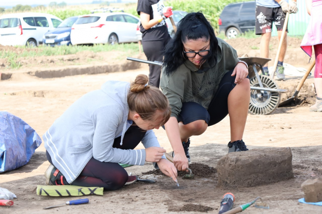 Na Kroměřížsku probíhá archeologický výzkum unikátního žárového pohřebiště z doby římské, odhalil už řadu vzácných předmětů