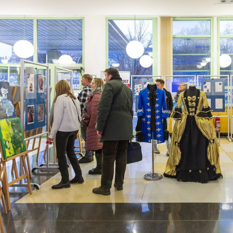 Výstava na krajském úřadě představuje tvorbu lidí na spektru autismu
