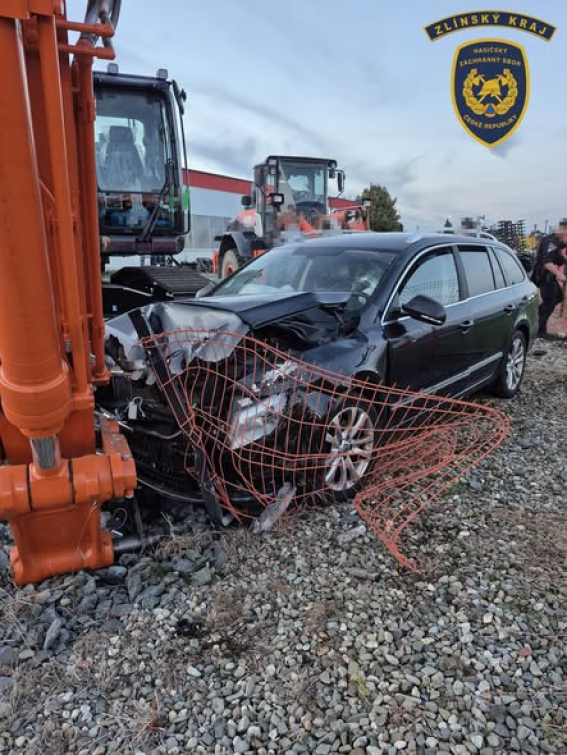 Dvě sobotní nehody. Jeden řidič trefil bagr, další dva se srazili
