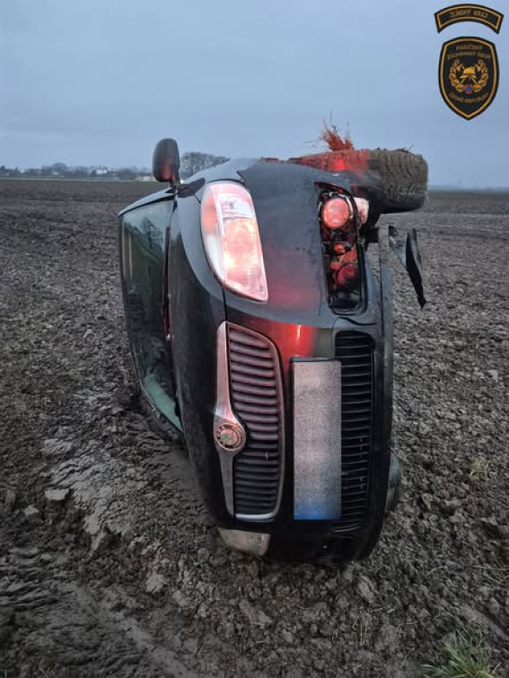 Řidič převrátil auto na bok