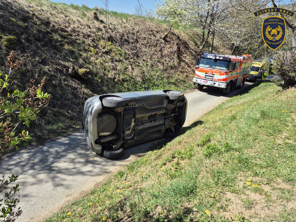 Řidič převrátil auto i se třemi dalšími cestujícími