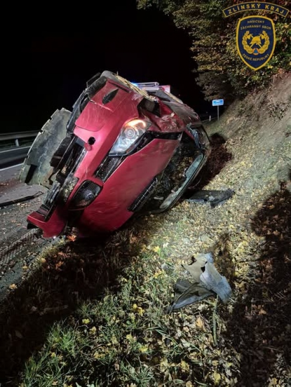 Auto skončilo po půlnoci na střeše. Hasiči pomohli zraněnému řidiči