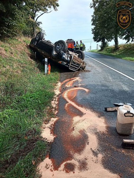 Řidič nezvládl řízení a převrátil auto na střechu