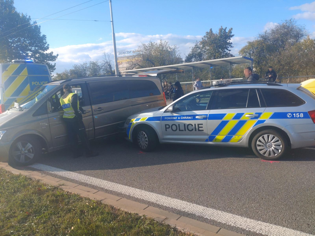 Auto plné migrantů ujíždělo policistům. Museli ho zastavit násilím