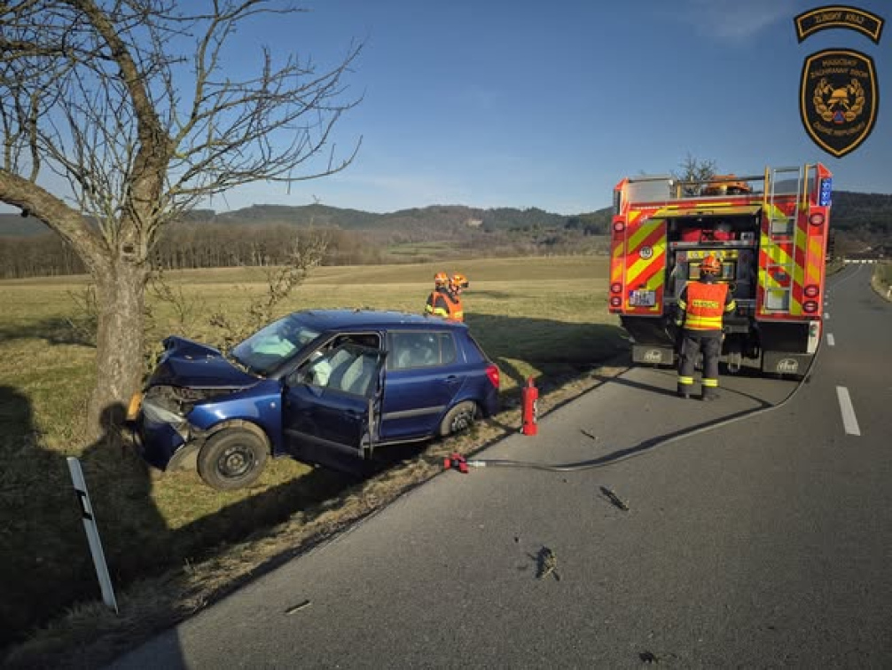 Osobní vozidlo na Zlínsku narazilo do stromu