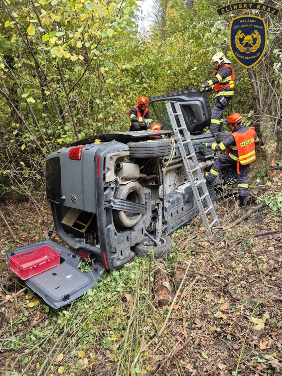 Auto skončilo na boku v křoví. Pomoc přivolal systém eCall
