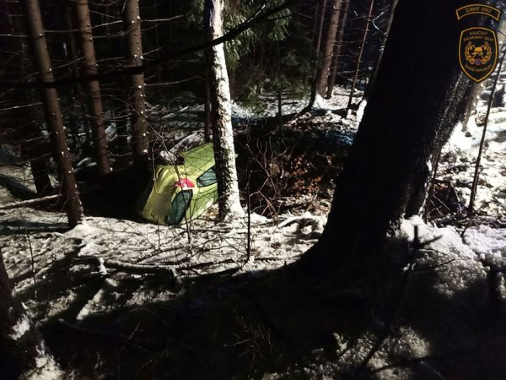 Řidička nezvládla zasněženou silnici a skončila s autem v lese