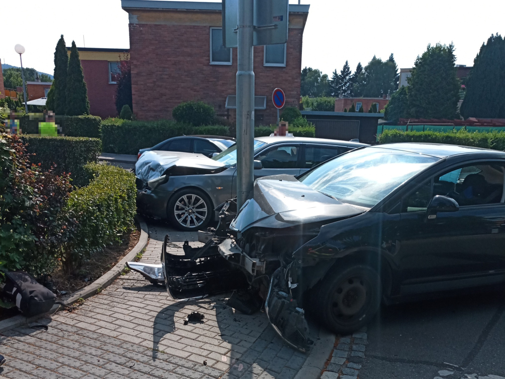 Řidič ve Zlíně trefil pouliční lampu