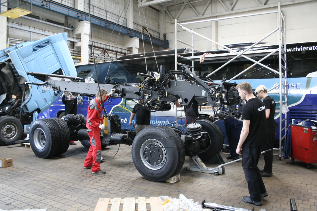 Budoucí automechanici skládají Tatrovku, sloužit bude při údržbě silnic