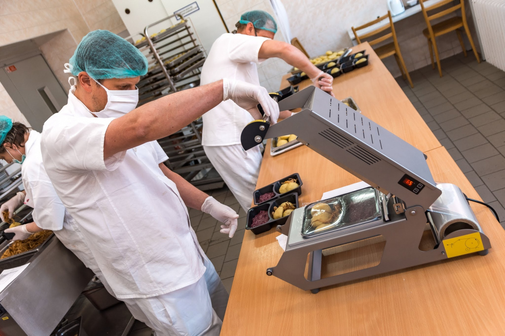 Zlínská nemocnice se snaží chránit své zaměstnance i během stravování, obědy dostávají zabalené