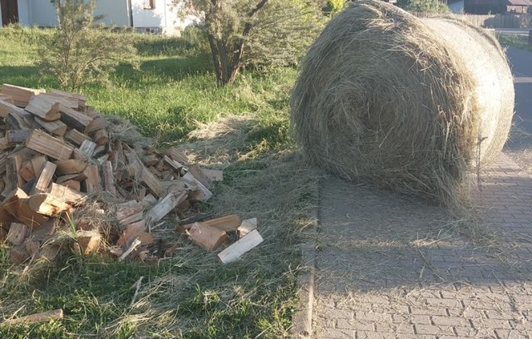 Kuriózní nehoda. Z vlečky vypadl balík sena a porazil ženu