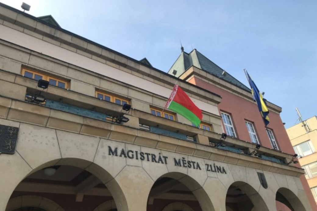 Na zlínské radnici visela běloruská vlajka, šlo o projev solidarity