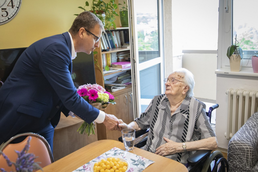 Hejtman Radim Holiš a náměstkyně Hana Ančincová popřáli Ludmile Krejčiříkové k 101. narozeninám