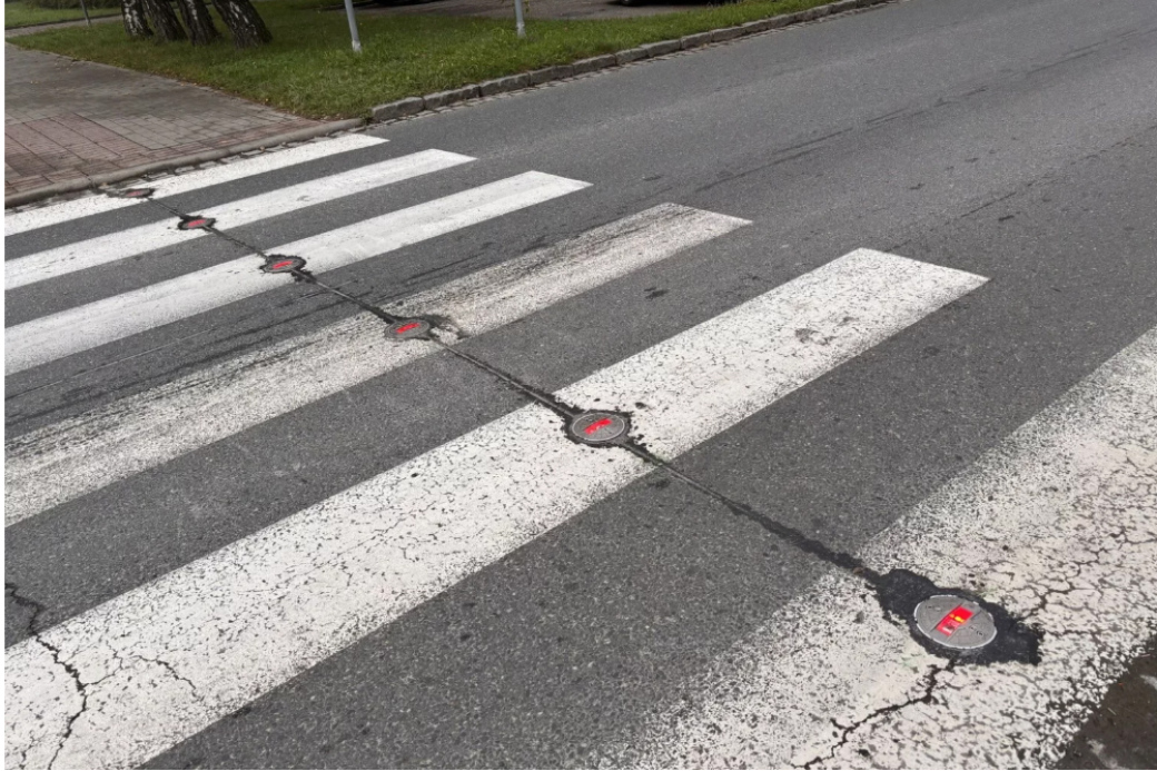 Na bezpečí chodců v Kroměříži dohlíží nové světelné přechody. Když na ně vstoupí člověk, začnou blikat červeně