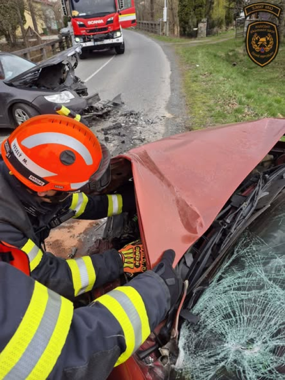 Po kolizi dvou vozidel museli řidiče vyprošťovat hasiči