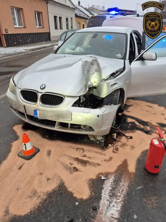 Řidič narazil do sloupu veřejného osvětlení