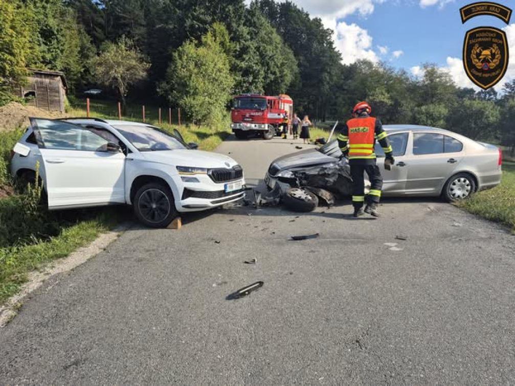 Čelní střet dvou vozidel si vyžádal tři zraněné
