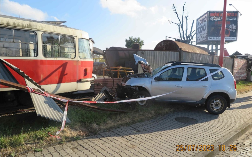 Boural do plechového oplocení. Utrpěl zranění a byl převezen do nemocnice 