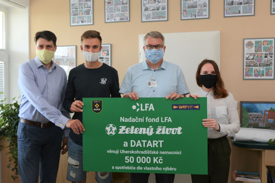 Brankář Matouš Trmal a společnosti Colorlak a DATART podpořili Uherskohradišťskou nemocnici