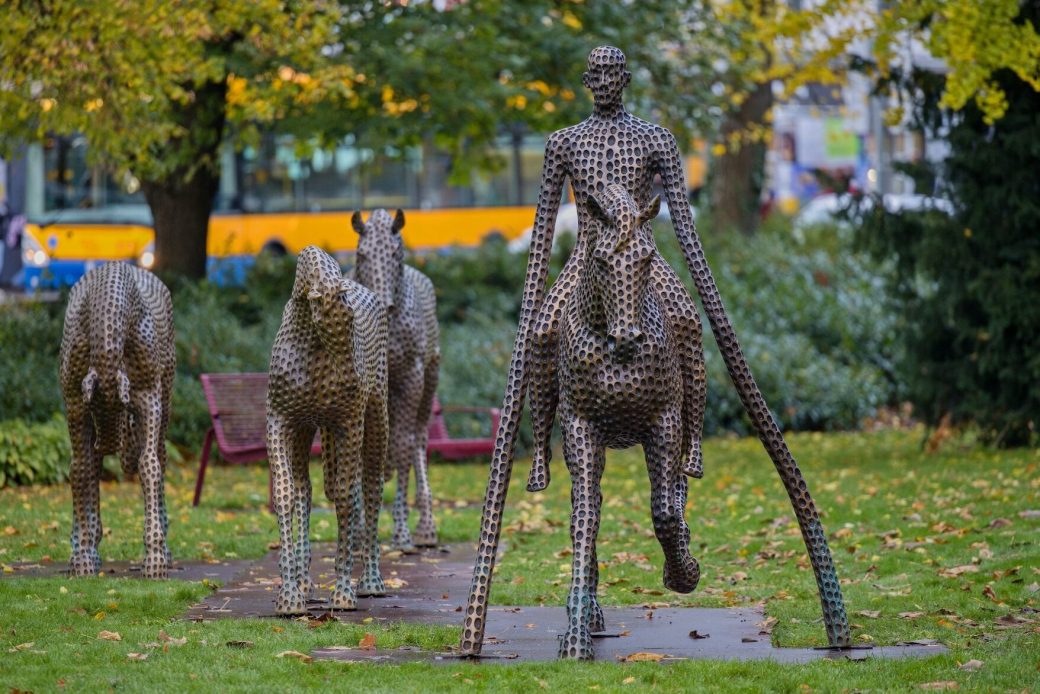 Bronzové sousoší v parku Komenského je kompletní. Jak se vám líbí?