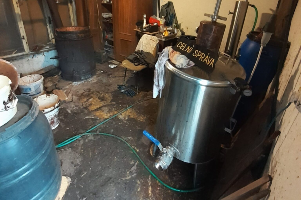 Celníci našli už čtvrtou nelegální palírnu během 50 dní. Tentokrát se ukrývala nedaleko Luhačovic